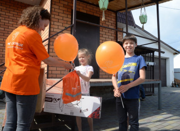 Велосипеды, ролики и летняя одежда: дети из шести регионов получили подарки от корпоративных волонтеров